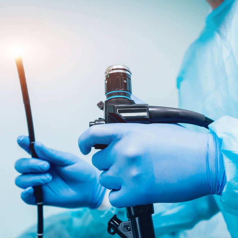 Imagem de um médico com aparelho para fazer colonoscopia na mão